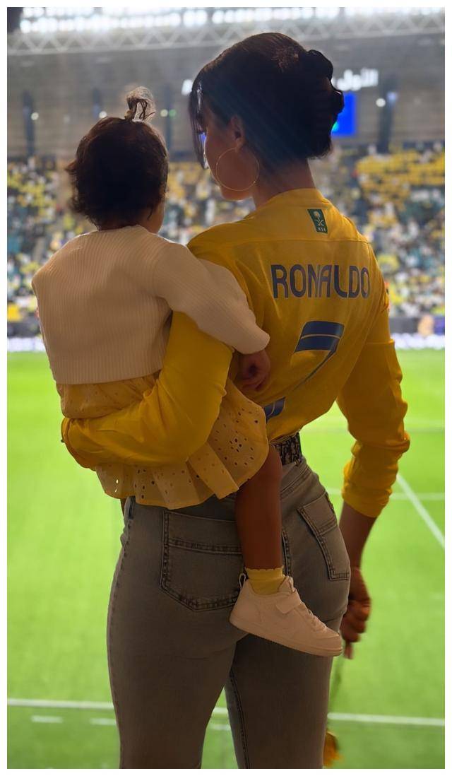 他的妻子乔治娜也在支持他的同时,充分融入当地文化和传统,展现了尊重