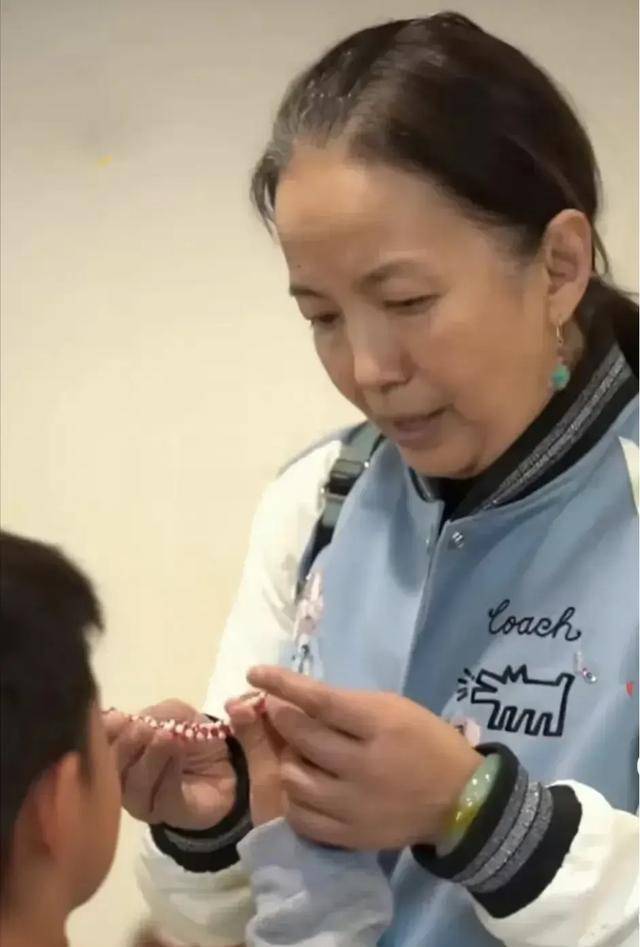 吕丽萍低调回国,模样苍老,孙海英曾发文:没有特殊原因不会回国_媒体