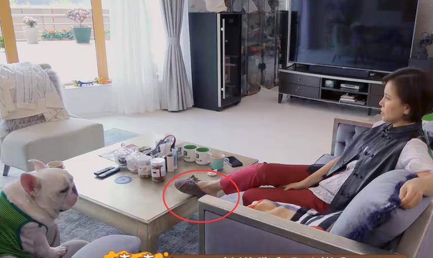 比如说宋妍霏妈妈穿鞋直接踩在茶几上,妈妈的家境不错,一辈子可谓