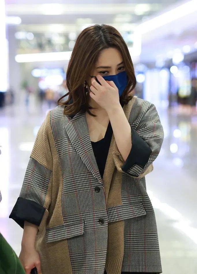 阿娇发胖像有130斤,大码西装配阔腿裤矮了一截,拿