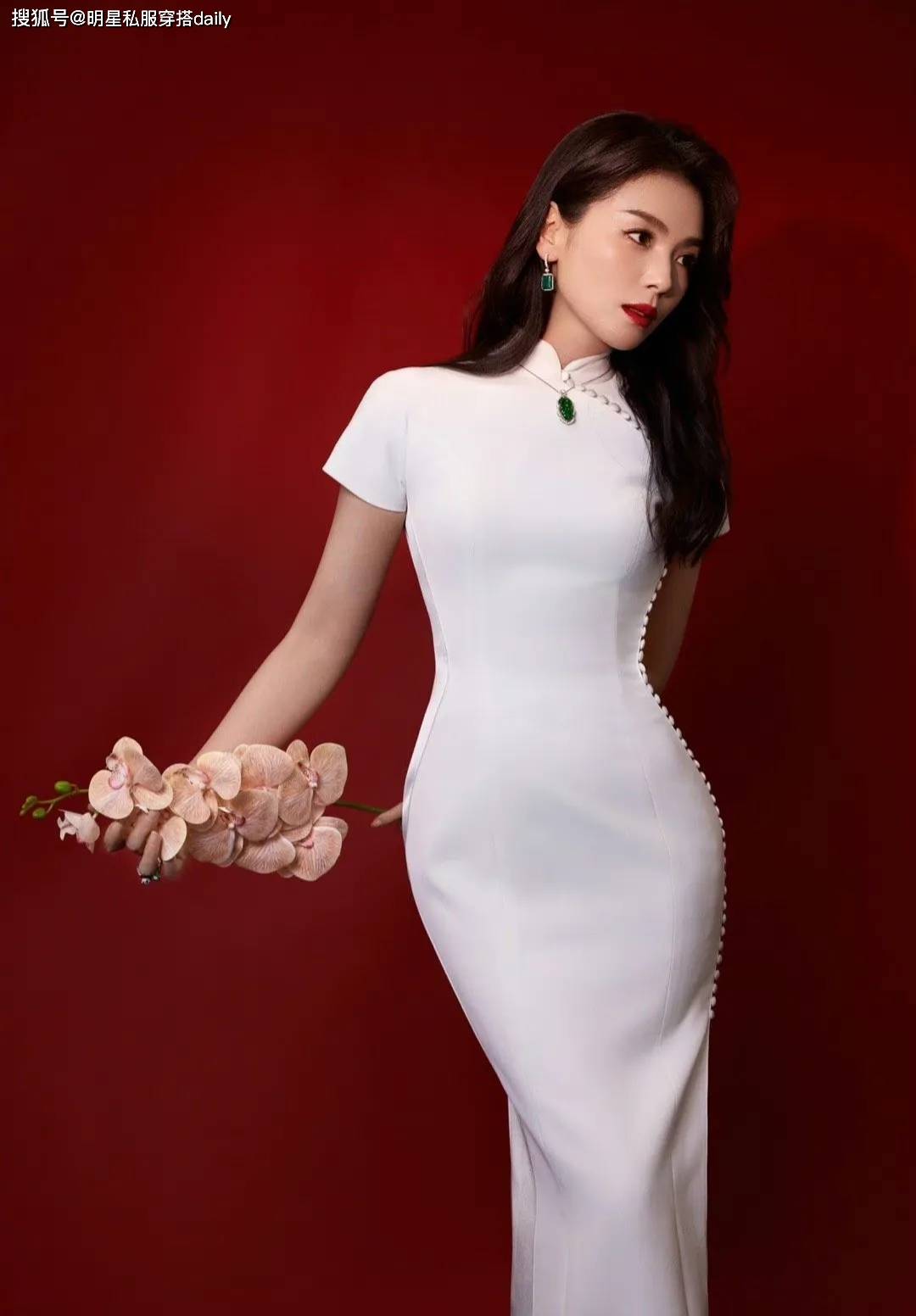 其实中国的旗袍更适合骨架大,身材丰腴的女生来穿,像刘涛,就把旗袍穿