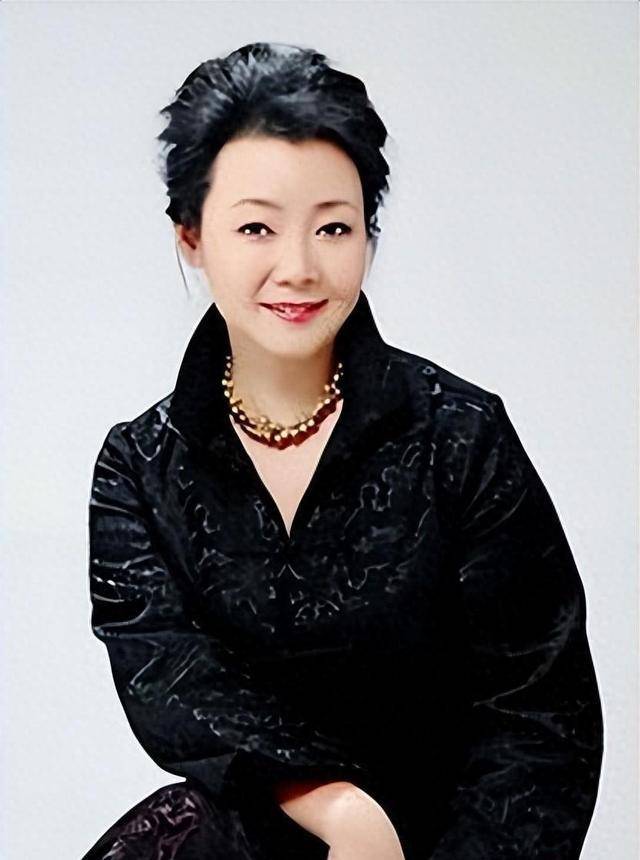 她38岁演《闯关东》成名,嫁17岁初恋,结婚33年丈夫甘当"煮夫"