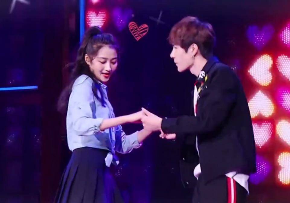 王一博跟关晓彤甜蜜旧照被扒,鹿晗的"油条"突然没那么香了_情侣_眼神