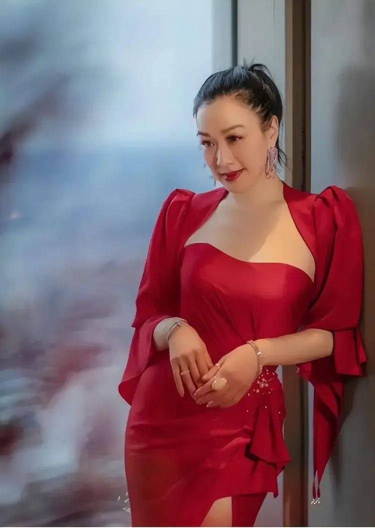 钟丽缇和小10岁公婆拍新年照,大胆穿搭,穿红色抹胸裙,网友:到底谁是