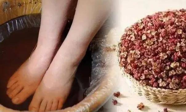 男人睡前用"花椒"泡脚,一段时间后,3个"喜讯"悄悄靠近!