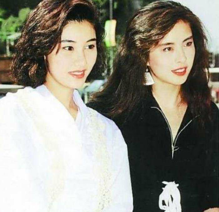 然而在李嘉欣面前也几乎都是相形见绌,美如王祖贤,当她和李嘉欣合影时