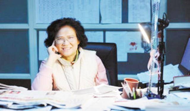 单三娅驱散阴霾的光亮新婚后不久,王蒙受邀参观魏明伦文学馆,他特意将