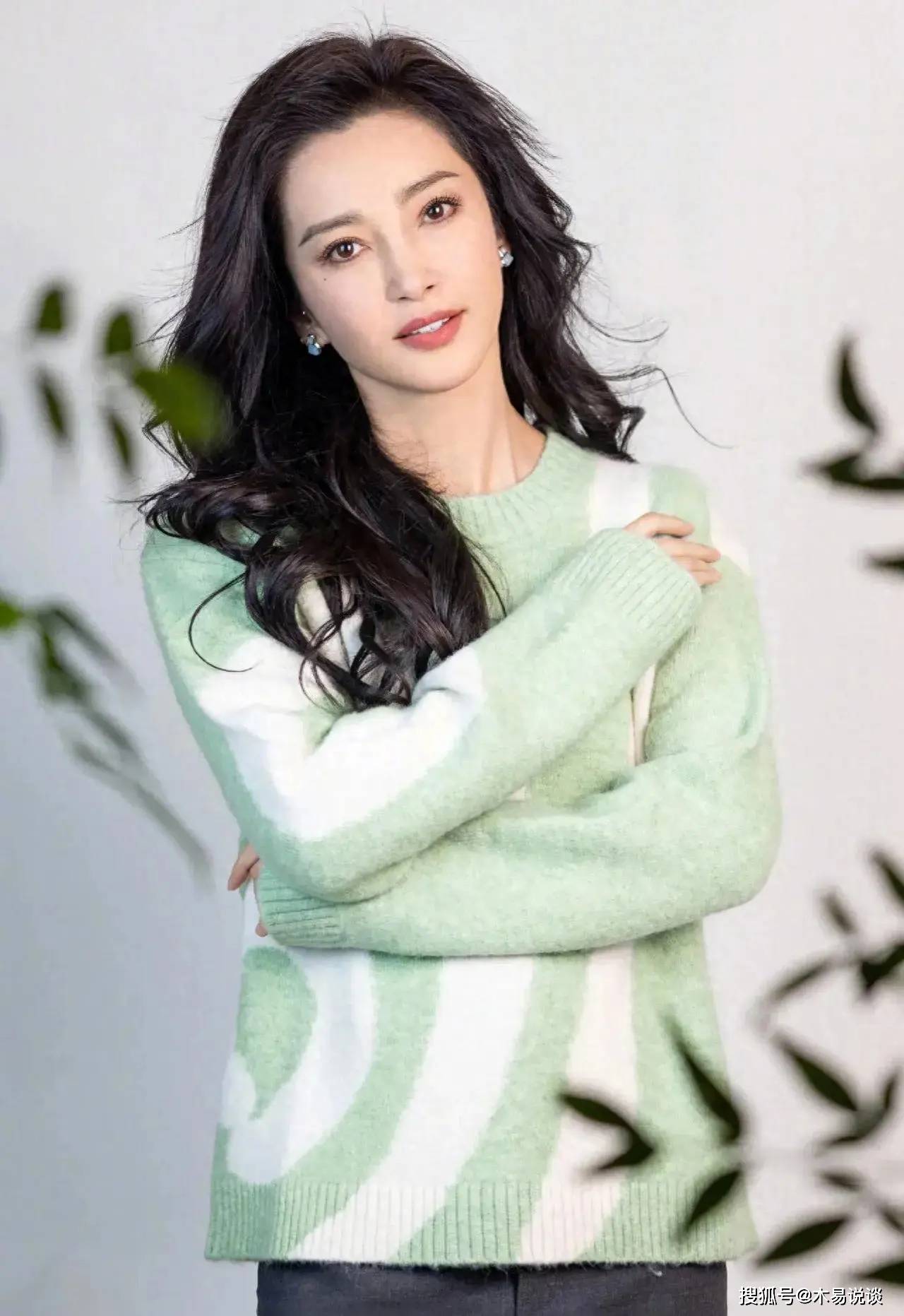 李冰冰身穿绿色毛衣迎接春天,青春气息满满,她真的过50岁了?