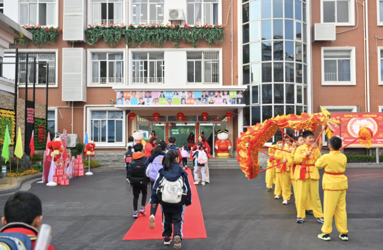 金洲小學承載榮譽與責任激勵師生奮發向前開學典禮猶如一幅色彩斑斕