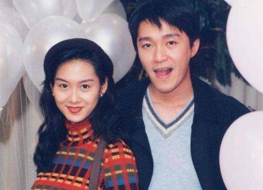 周星驰不婚原因浮出水面,答案就"藏"在他一直不愿摘的帽子里_罗慧娟