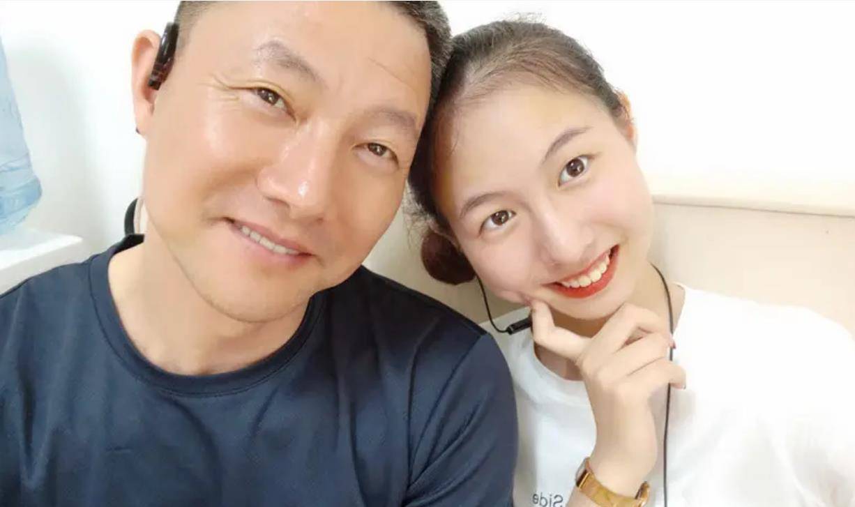 岁浙江女孩为救同学连挡8刀,出院后坦言:我是军二代_崔译文_小梁_梁铭