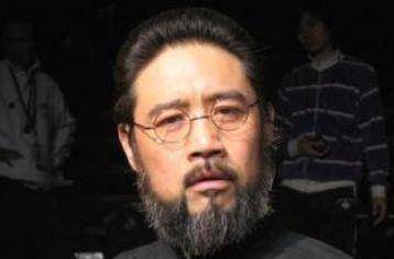 曾经名气不输李连杰,最红时为学业放弃演戏,复出后只能演配角_徐向东