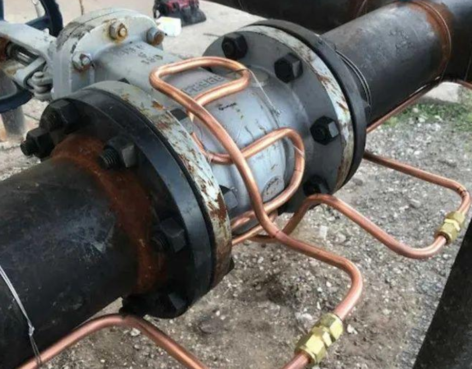 来防止石油管线因温度过低而造成的影响,诸如电加热器,蒸气热水伴热等