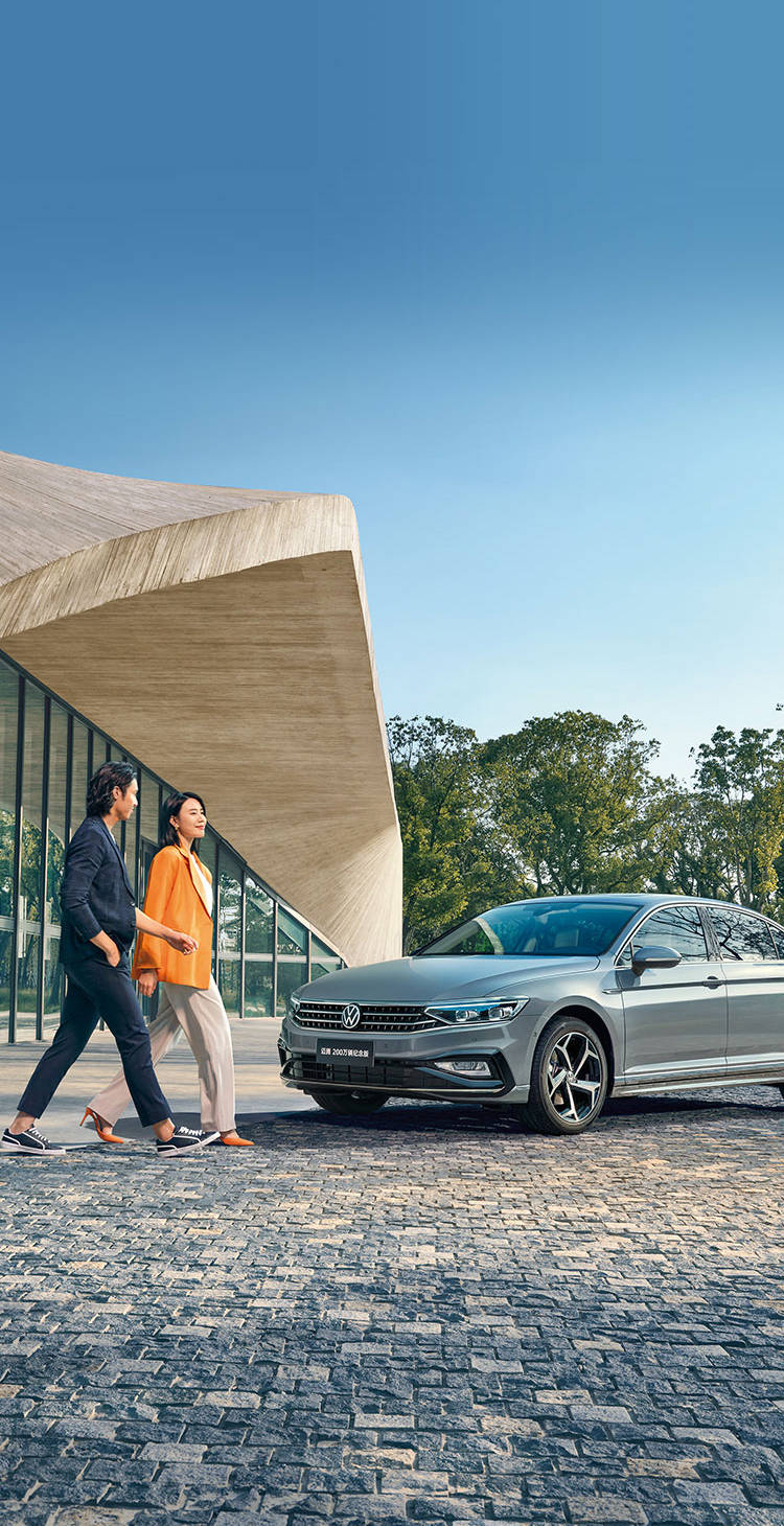 大众标识,双侧则是大灯组件,空白部分也没有完全空置,填充菱形结构