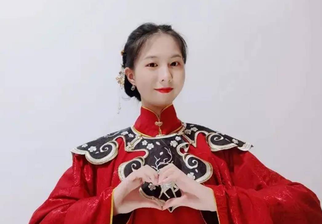 岁浙江女孩为救同学连挡8刀,出院后坦言:我是军二代_崔译文_小梁_梁铭