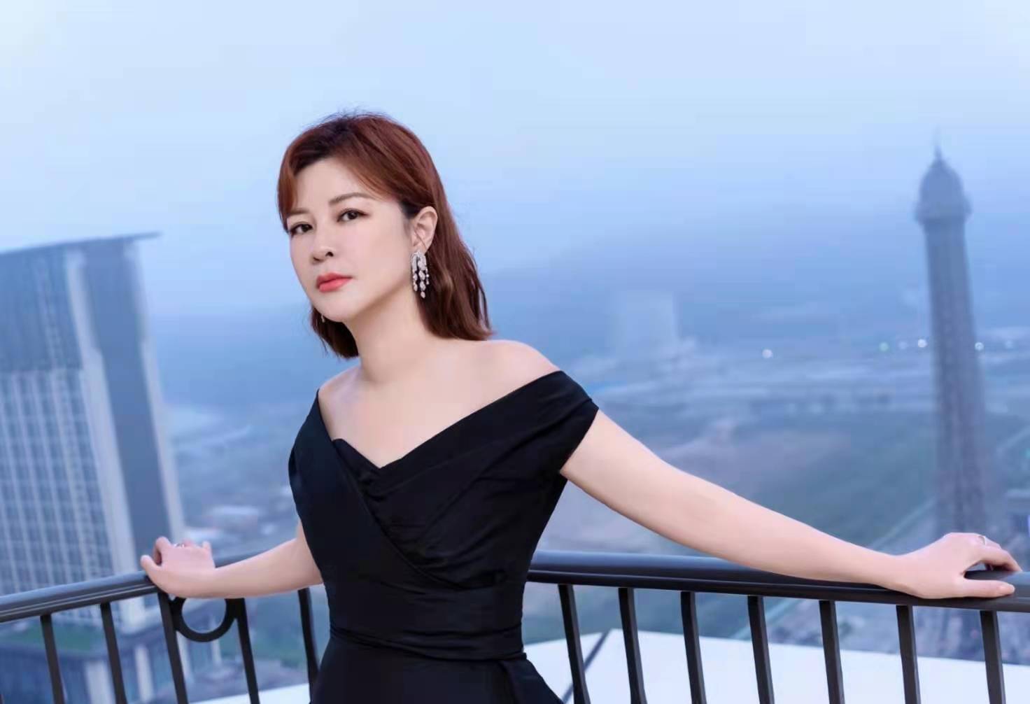 杨紫参加活动脸部未消肿,生图再次撞脸杜华,真的不是亲姐妹?