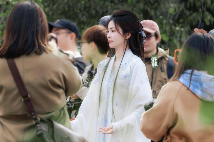 白鹿白月梵星21套造型绝美,彩虹发尾惊艳网友,妆造超越长月烬明_白烁