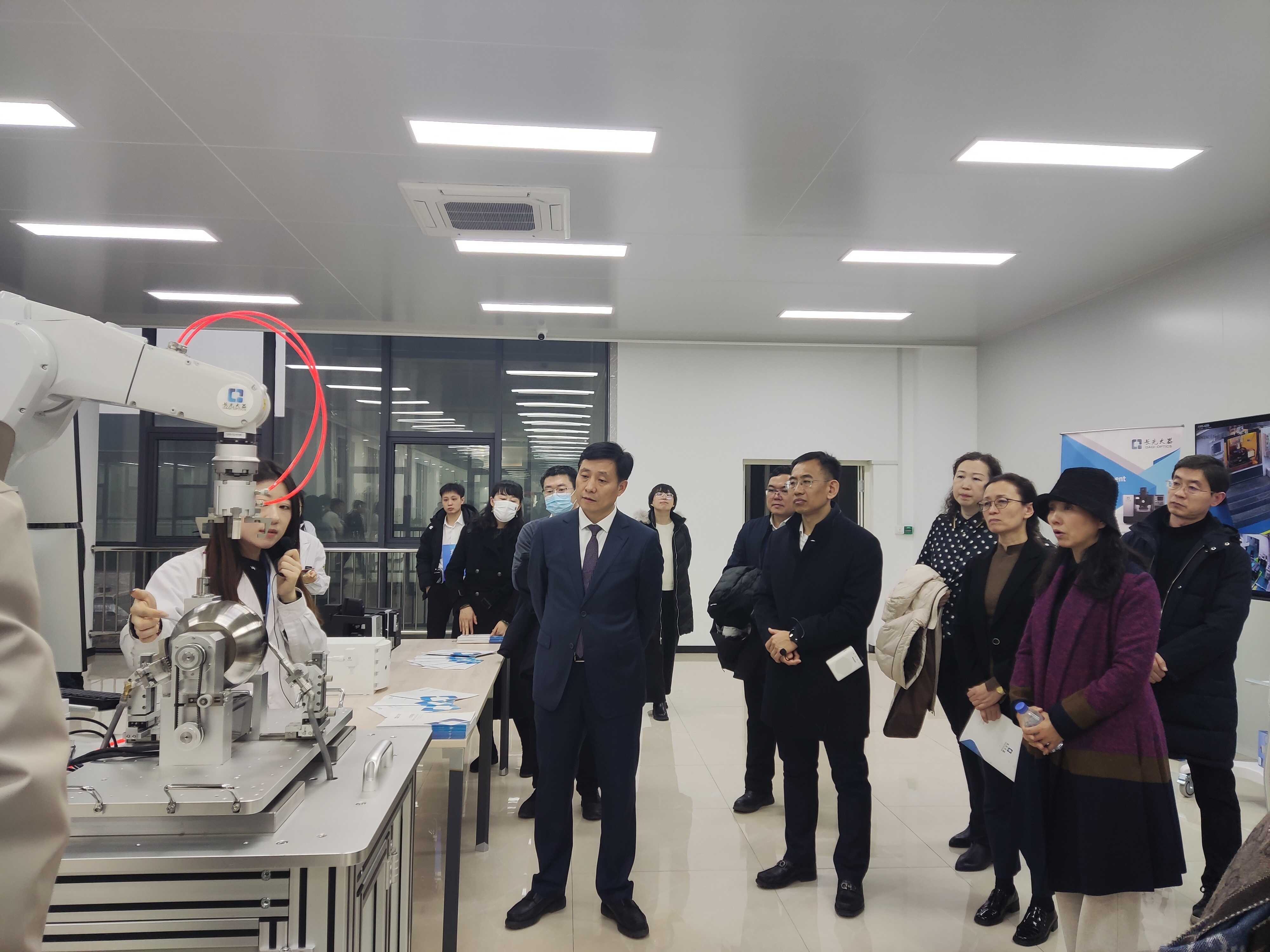 东北师大附中管理干部研学班到长春光机所调研