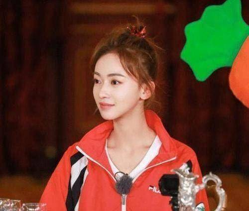 在还是大二学生时就获得了进组拍戏的机会,出演了《古今六人行》,2011