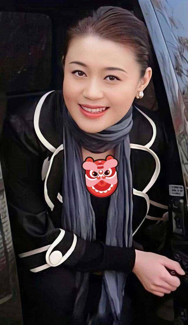 关婷娜:化妆助理当演员,被赵本山一手捧红,身材姣好却至今未婚_父母
