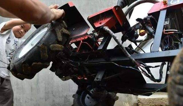 2019年山东男子1200元造"迷你拖拉机",3岁儿子开上街引人围观_车子_成