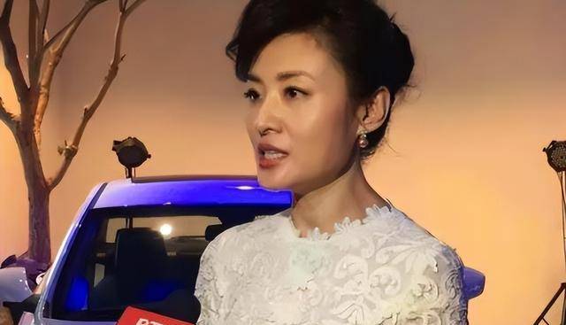 周涛:55岁仍魅力不减,嫁富商,当央企董事长,她的人生很精彩