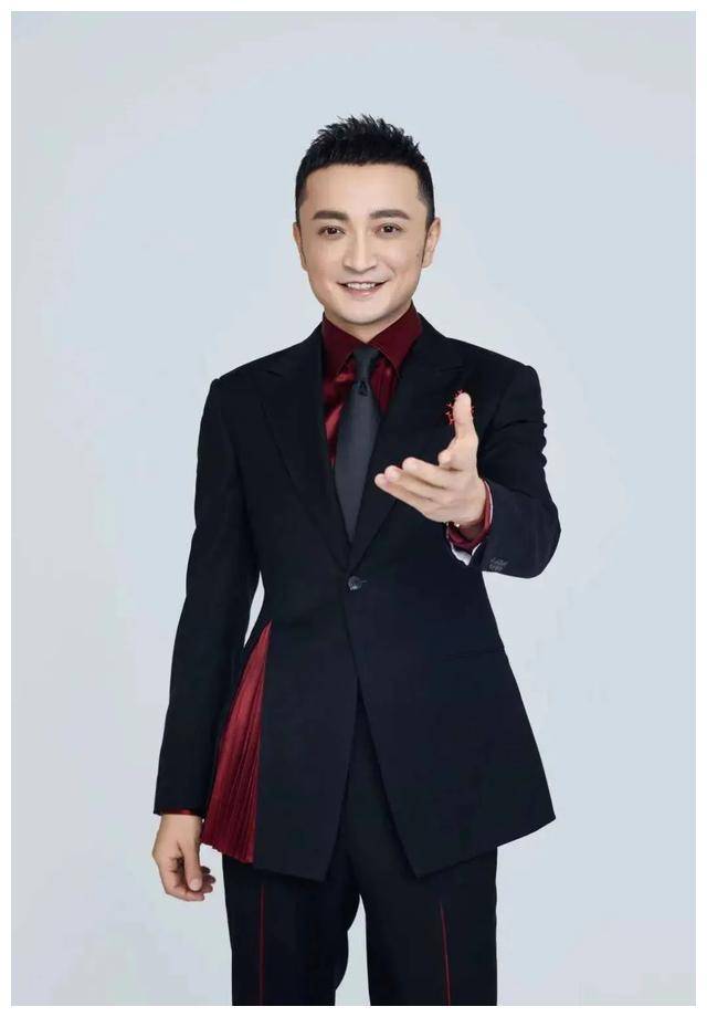央视四位风采男主持,帅气独特,魅力无限_观众_外表_康辉