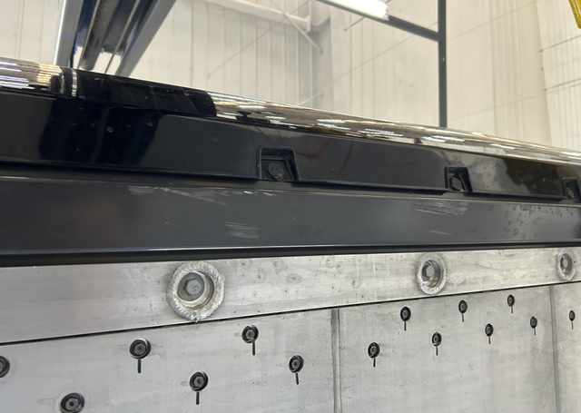 器裸露无保护,右后座椅海绵底下低压电池几乎裸露(保护罩是铁丝网),若