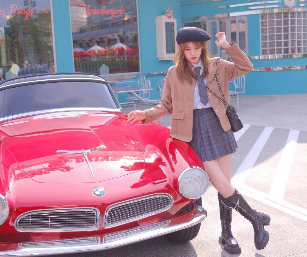 程潇打卡环球影城,拿小黄人雪糕拍游客照,饮料吸管上面蹭得都是口红