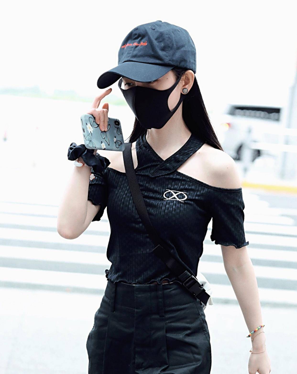 鞠婧祎身材作假?穿露肩装传闻不攻自破,未p照片五五分认真的?