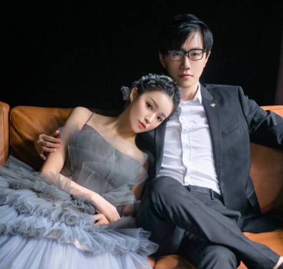 在微博上看到酒神伍声结婚,王思聪为其做伴郎,还亲自为他开车门,这太