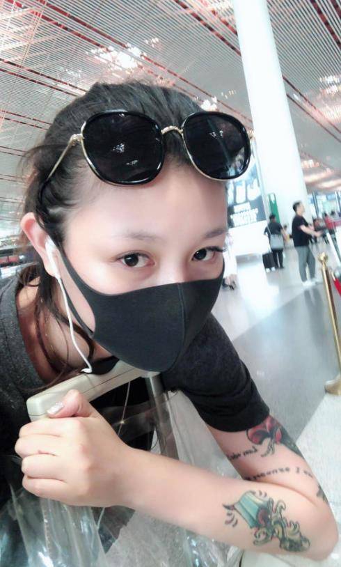 汪峰前女友葛荟婕直播中嚎啕大哭:小苹果与生父关系复杂_家庭_故事