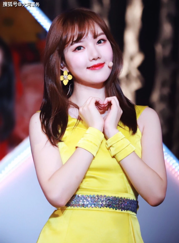 随着演艺事业的发展,郑艺琳获得更多关注与人气,并于