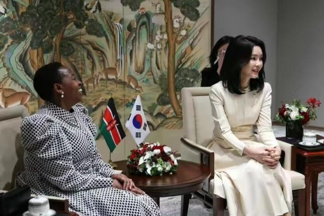 所以说女人的美是多方面的,肯尼亚夫人代表的就是丰腴女性的福相,很