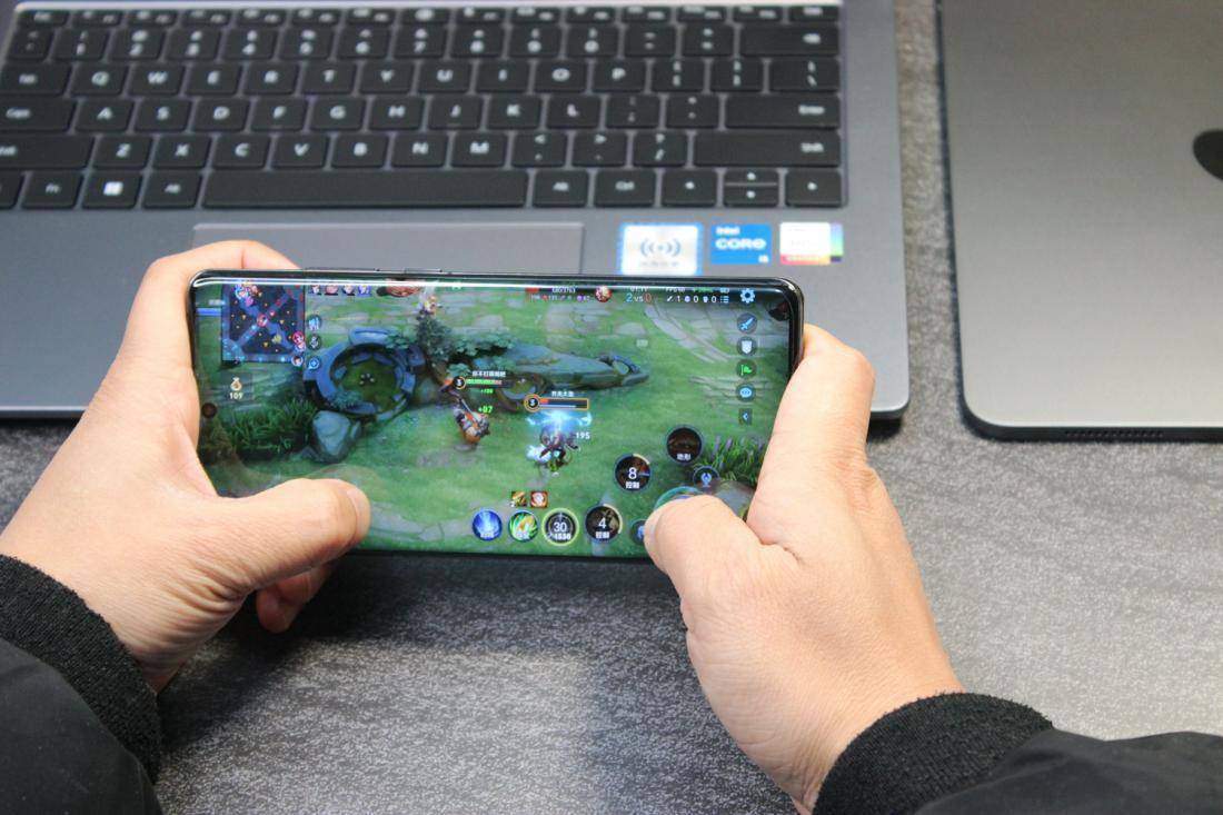 能够在最高画质下轻松流畅的运行王者,原神,吃鸡等吃手机配置的游戏