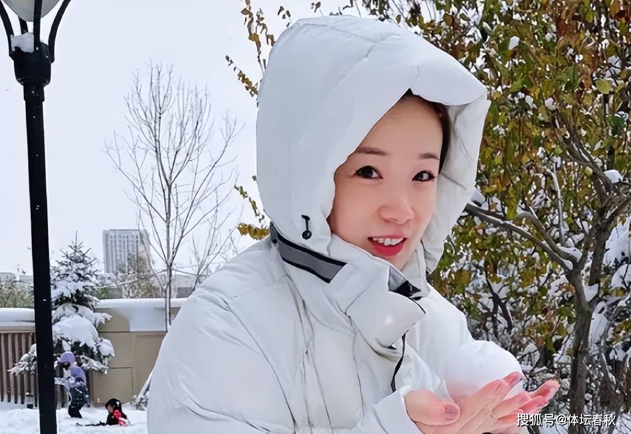 杨鸣前妻唐佳良节后亮相!