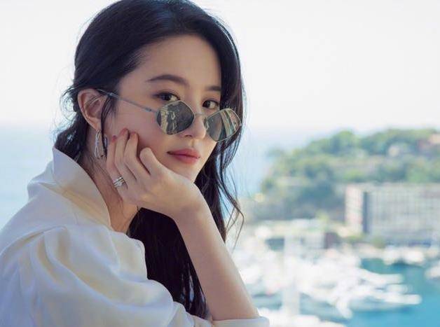 刘亦菲再现"直女角度"自拍,窝在沙发里坐姿显随意,高跟鞋抢镜_时候