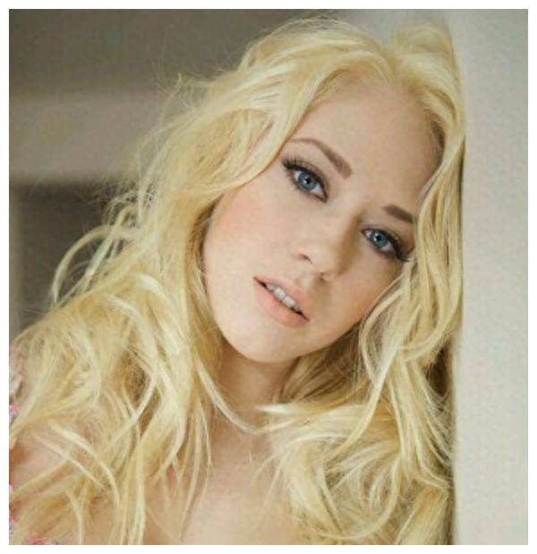 这是一则关于美国女演员卡格妮·琳恩·卡特的噩耗,她在年仅36岁时