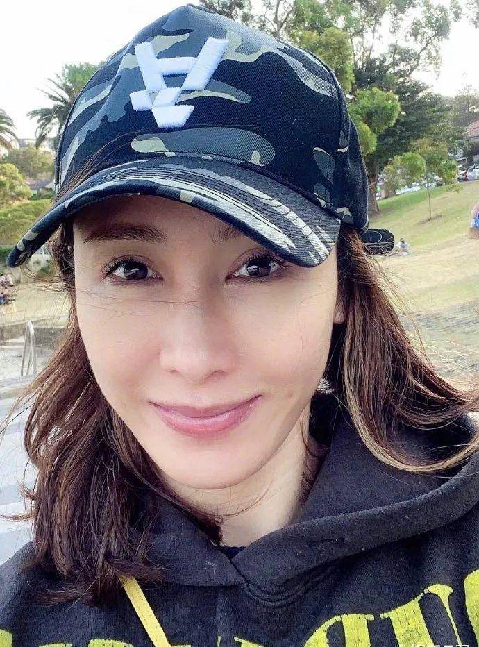 49岁黎姿晒素颜照,皮肤白皙通透零毛孔,网友:整出来的_生意_透透气_大