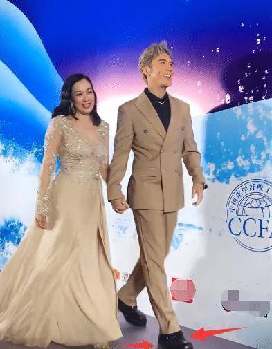 张伦硕夫妇现身上海,50岁钟丽缇体格壮实,后期至少p掉10斤肉_活动