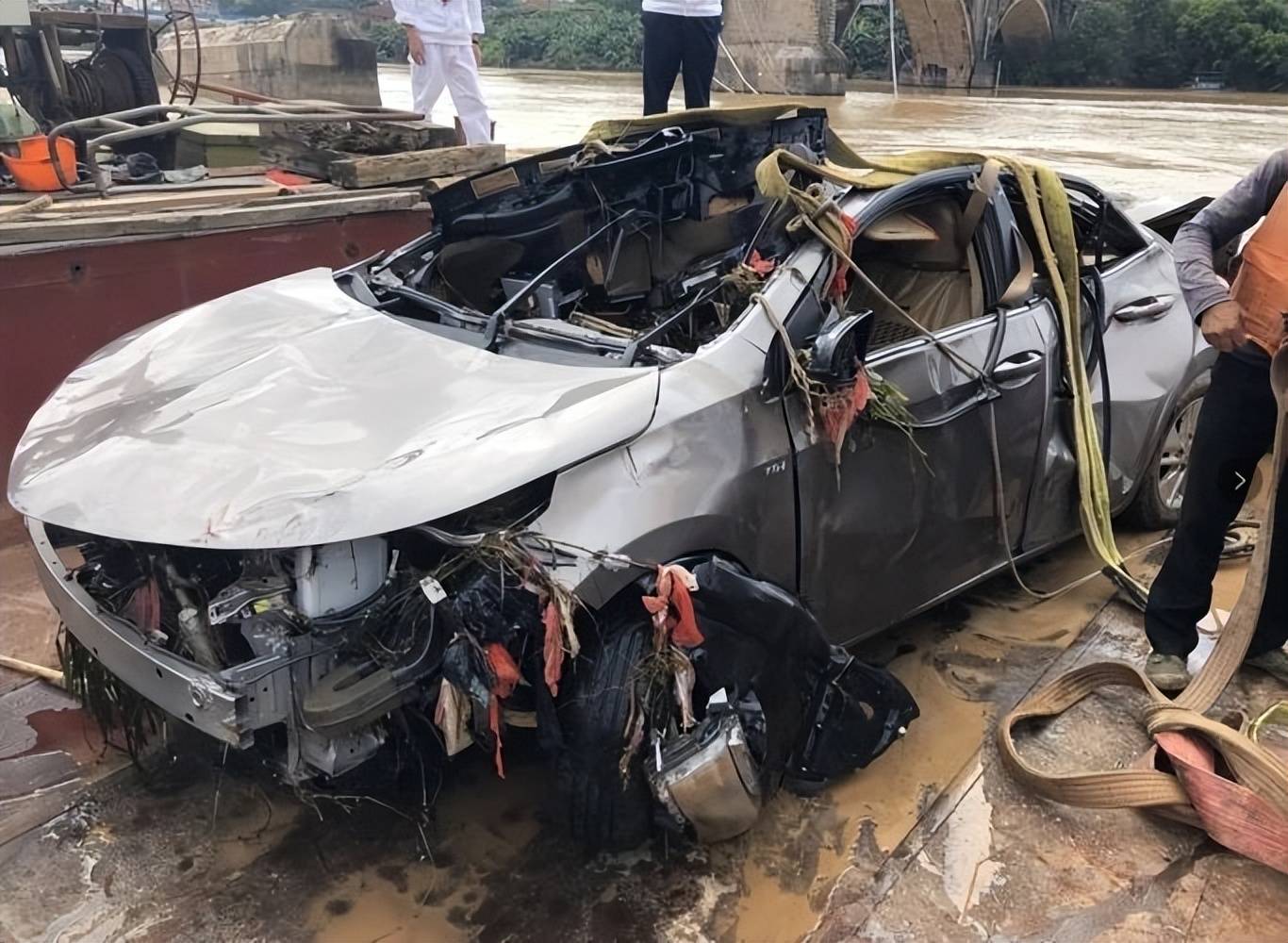 广州南沙沥心沙大桥坍塌引发车辆落水事故,系与桥梁维修加固有关_调查