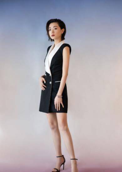 万茜右臂做手术后首晒照,西装配红唇气场十足,手打75字太敬业_比赛