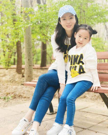 董璇周末遛娃,5岁小酒窝梳"哪吒头"古灵精怪,和妈妈好似闺蜜_女儿