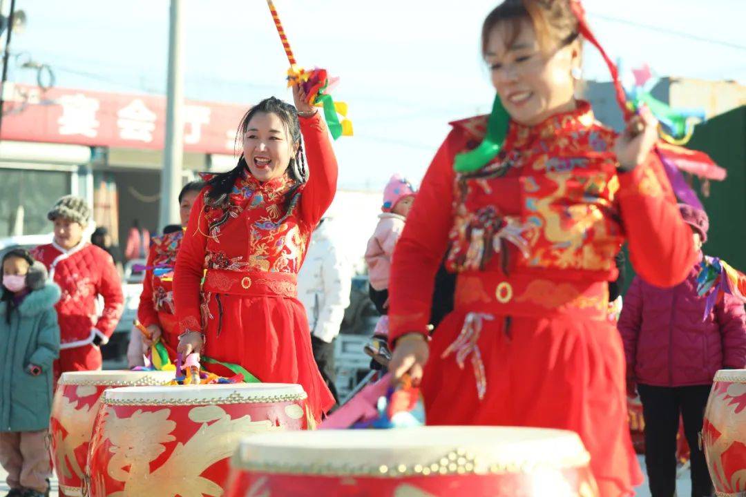 2月8日,在唐山市丰润区左家坞镇大旺庄村,村民在表演舞龙▲2月8日