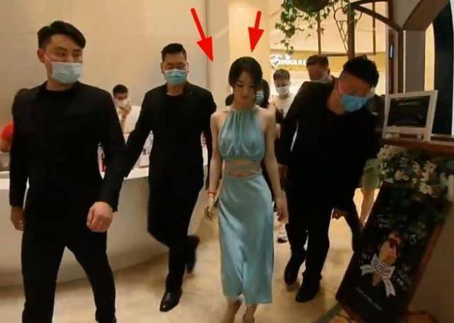赵丽颖穿"银针鞋"亮相,手上没戴婚戒,路人镜头下暴露真实身高_活动