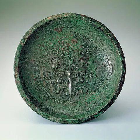 蟠龙纹,又称"盘龙纹",蟠龙指蛰伏在地上呈盘曲环绕状,没有升天的龙,也