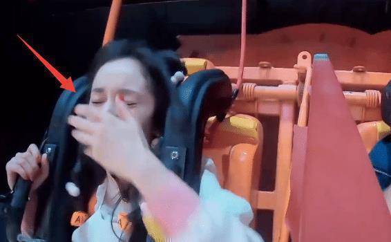 密逃过山车:黄明昊淡定,杨幂用手捂脸,邓伦又吓成"表情包"了_节目