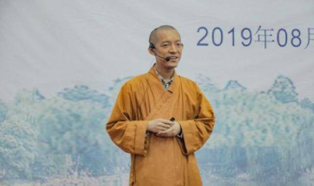 贤威法师是中科院生物物理博士,后来在龙泉寺管理委员会担任秘书.