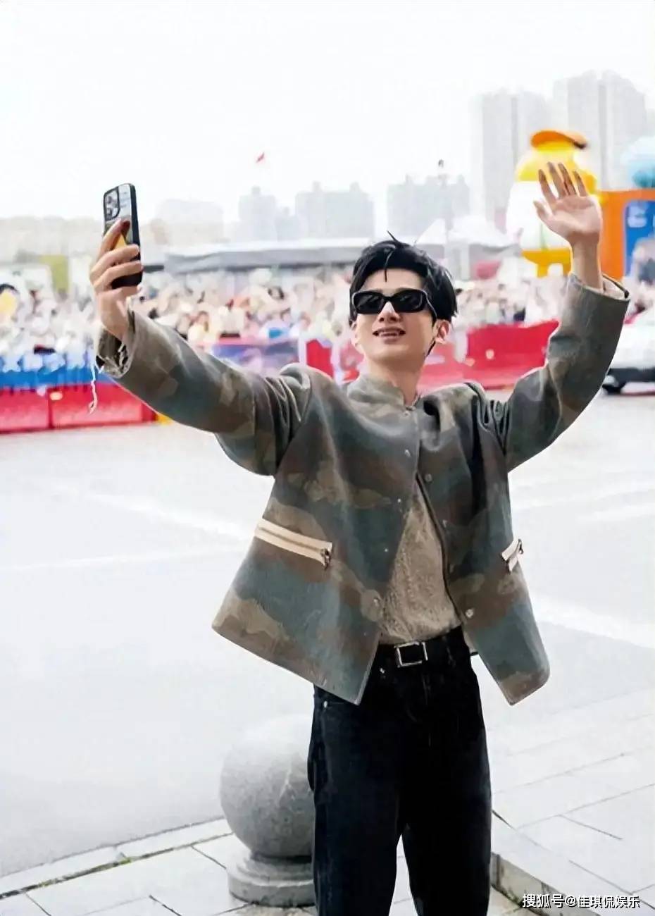 白敬亭风波后首露面!包裹严实闷闷不乐,父母担心陪儿子进组!