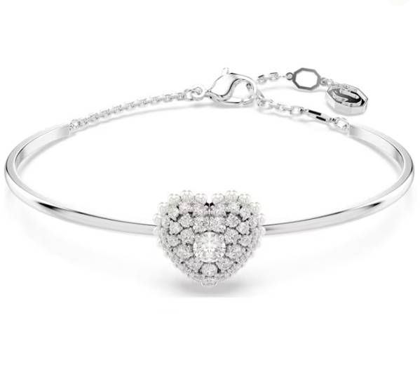 施华洛世奇swarovski hyperbola手镯的心形图案就采用更大体积的笼形